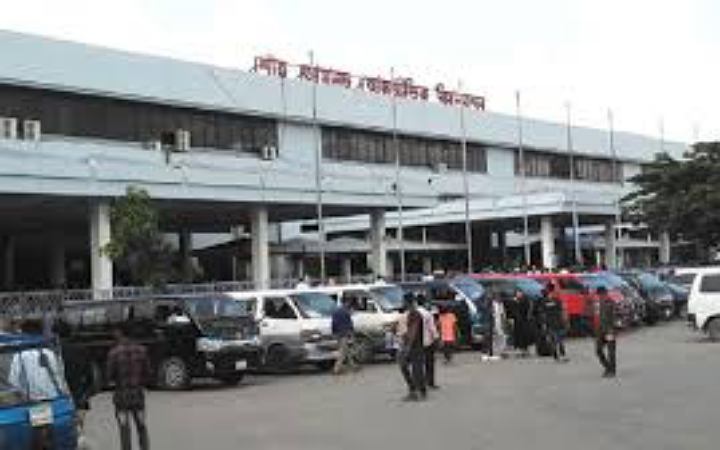বৈরী আবহাওয়ায় চট্টগ্রাম বিমানবন্দরে ফ্লাইট বিপর্যয়